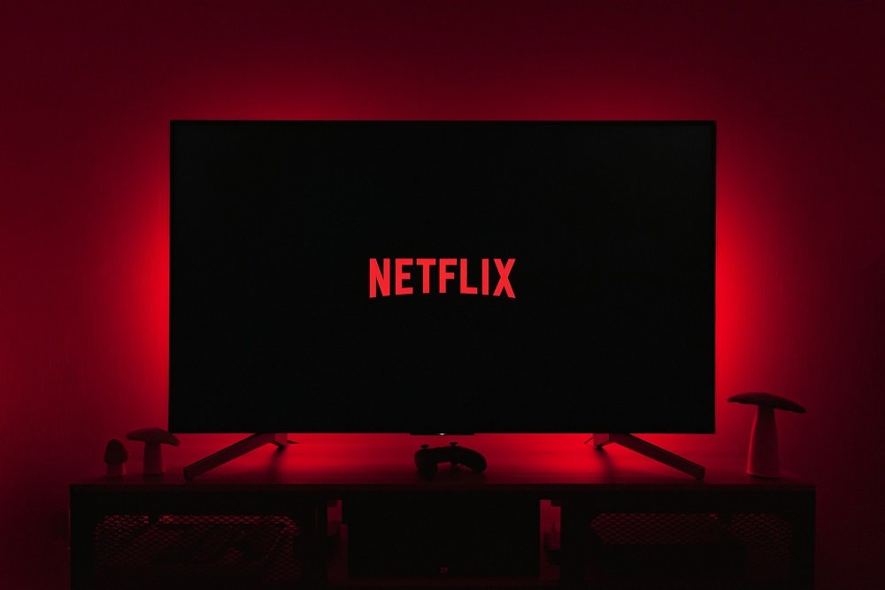 Imagem de uma tela de TV com a interface da Netflix. Imagem de uma tela de TV com a interface da Netflix.