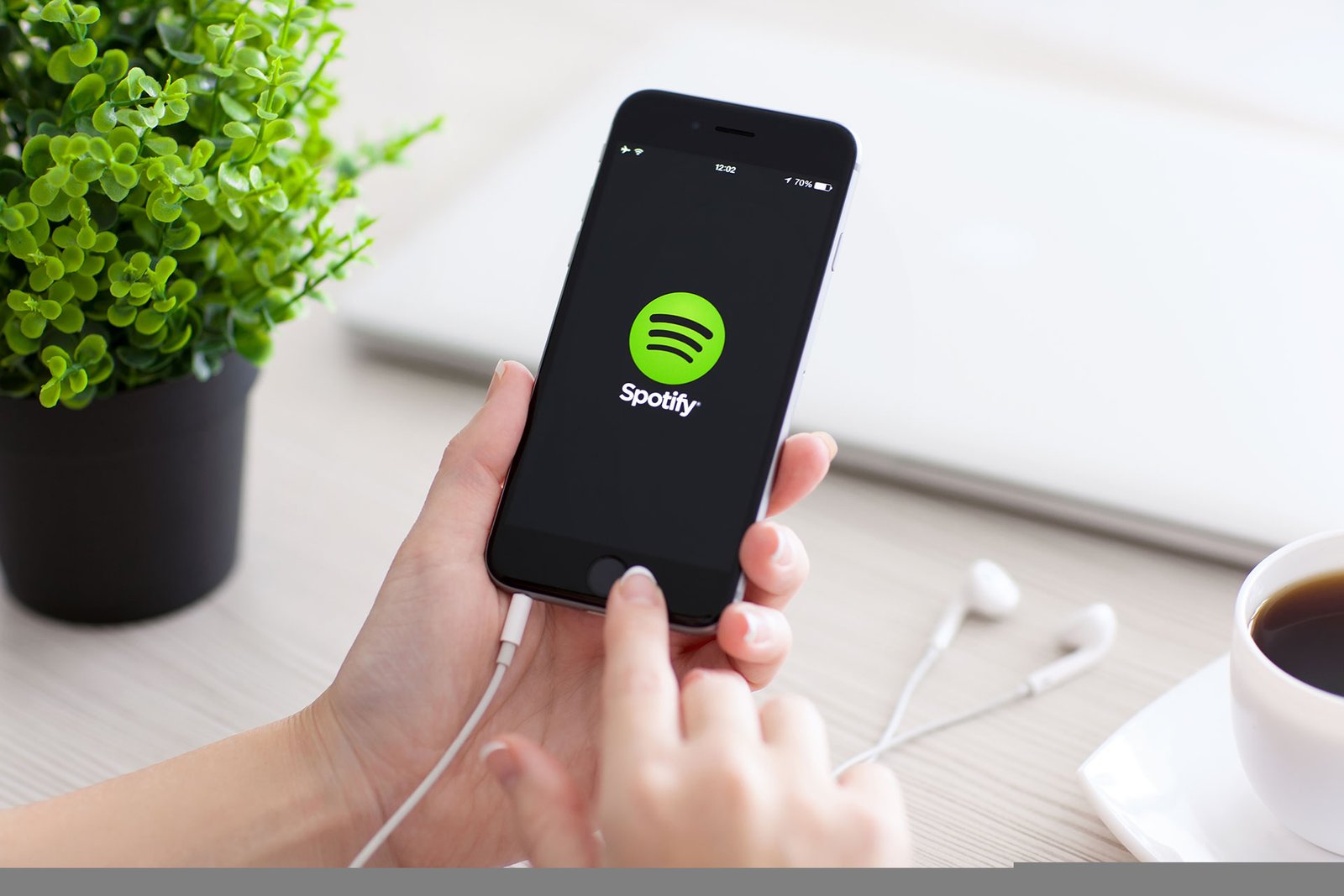 Imagem de uma tela de smartphone com a interface do Spotify mostrando uma playlist personalizada Imagem de uma tela de smartphone com a interface do Spotify mostrando uma playlist personalizada
