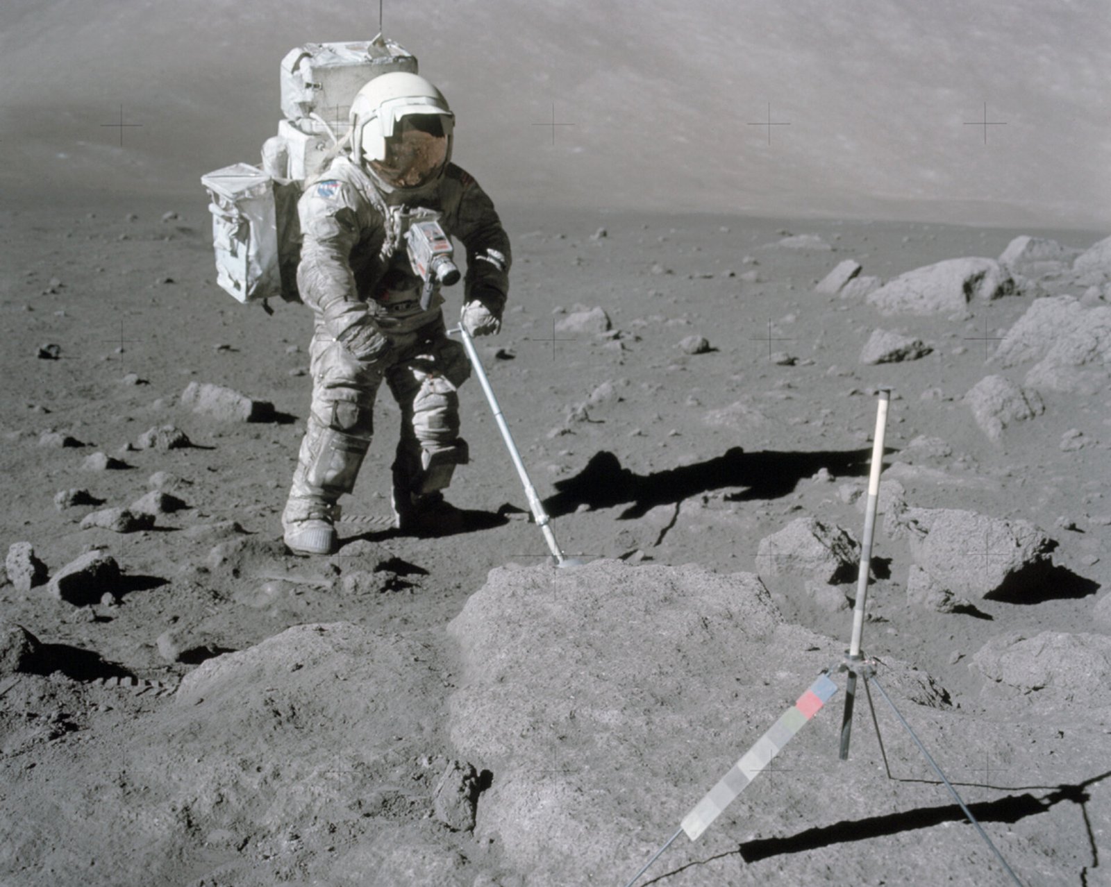 Astronauta da missão Apollo 17 coletando amostras de rochas na superfície da Lua