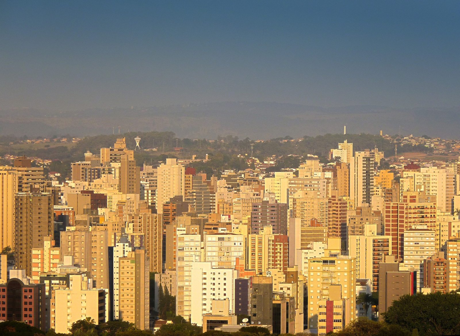 Vista do skyline de Campinas (SP), ilustrando o desenvolvimento urbano da cidade.